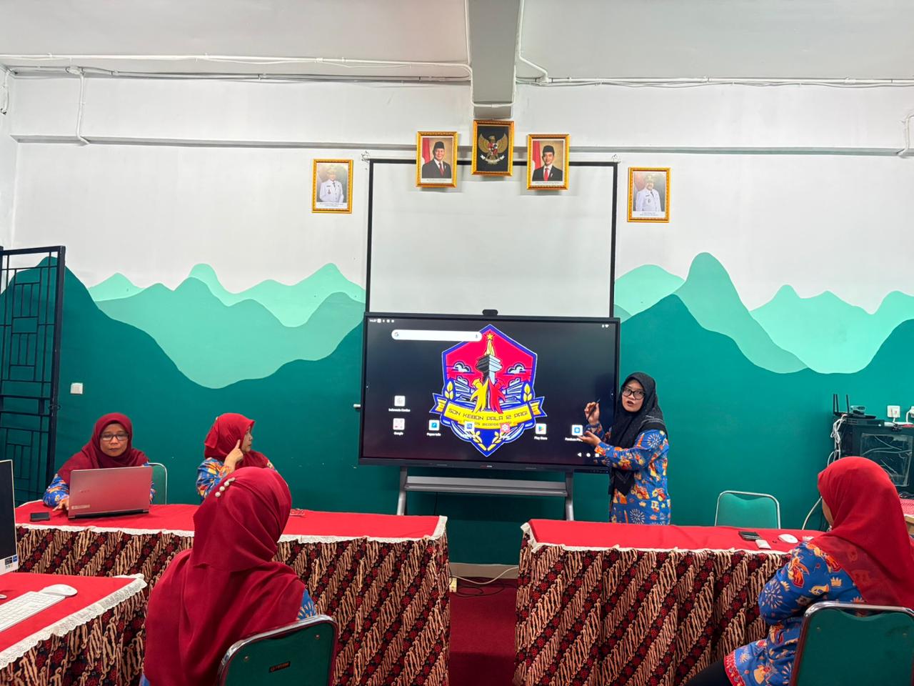 Pelatihan Guru tentang Interaktive Flat Panel (IFP)